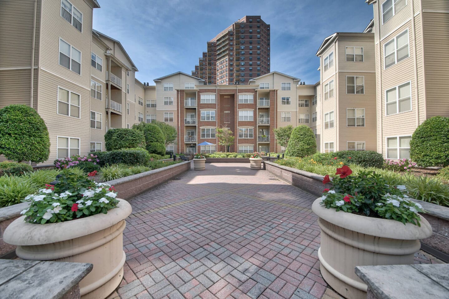 Mid-Rise Apartments in Jersey City, NJ