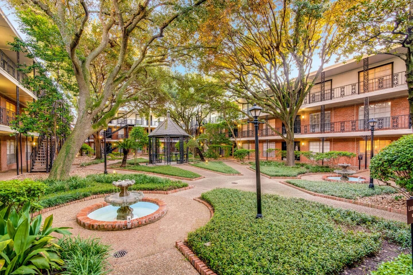 Extensive Outdoor Amenity Spaces at Allen House Apartments, Houston, 77019