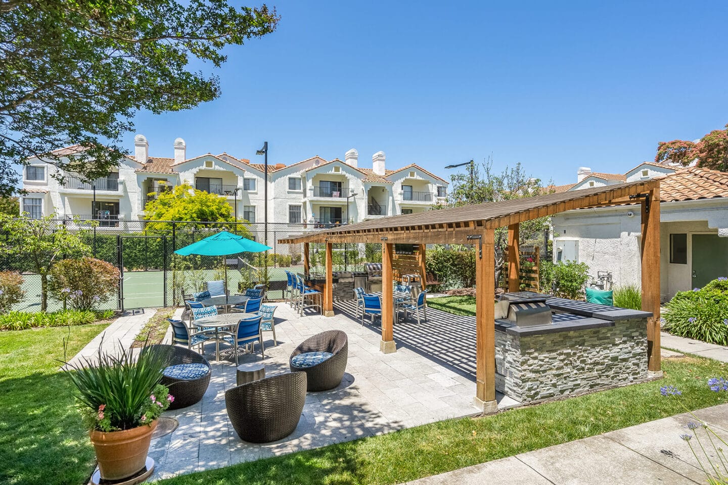 Picnic and BBQ Area at Mission Pointe by Windsor, Sunnyvale, California