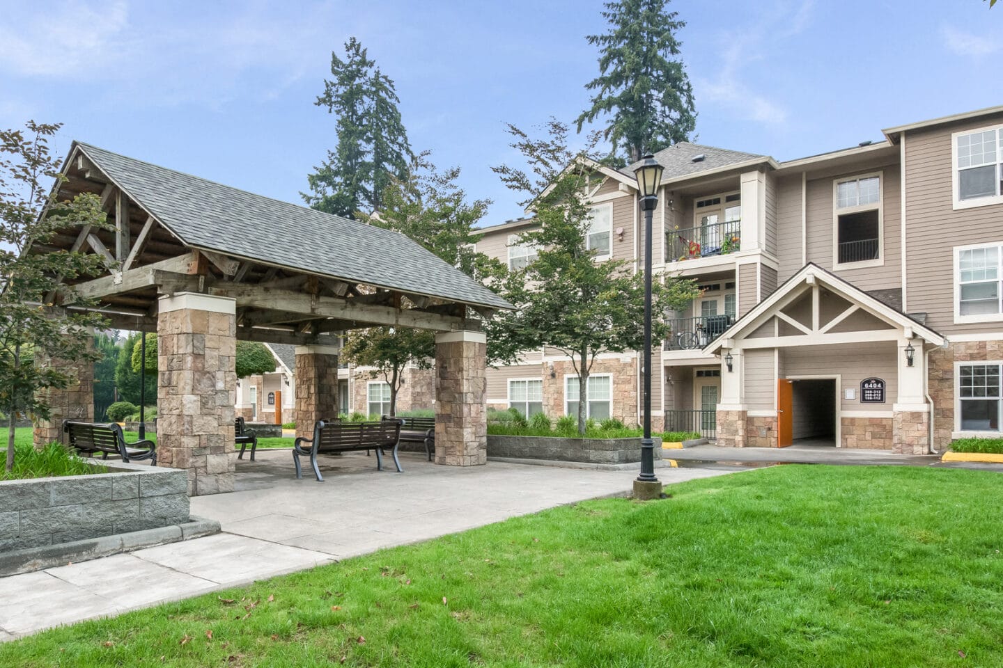 Outdoor Gazebo in Courtyard at Reflections by Windsor, Redmond, WA