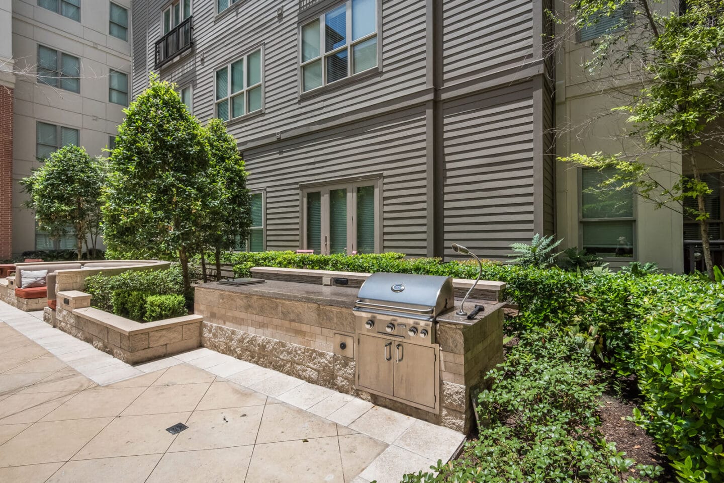 Outdoor Grilling/BBQ Area at Windsor at West University, 2630 Bissonnet Street, Houston