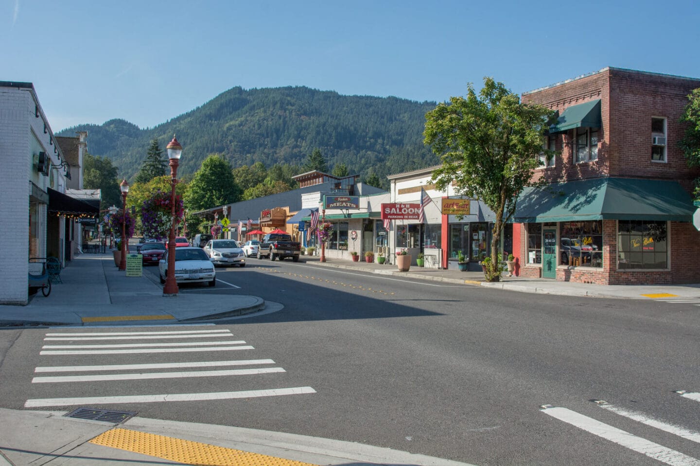 Abundant Shopping, Dining and Entertainment around The Estates at Cougar Mountain, Issaquah, Washington