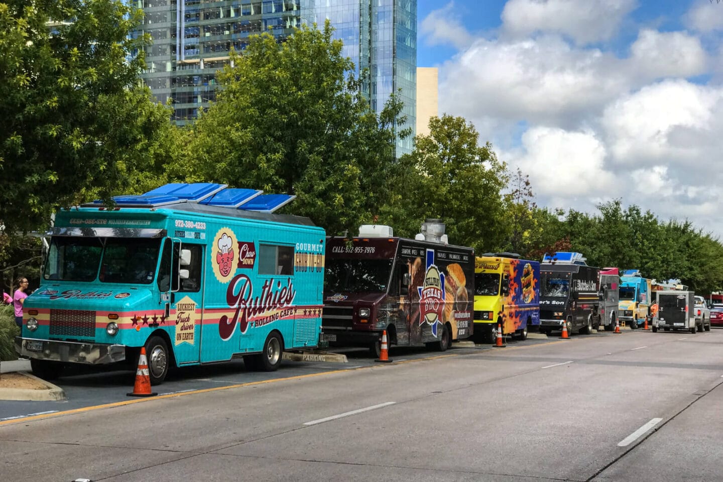 Fantastic Food Trucks near Windsor West Lemmon, Dallas, 75209