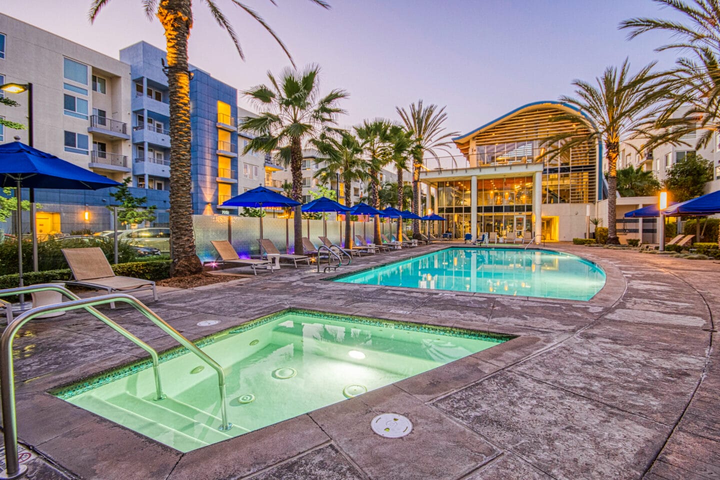 Hot tub and pool at Boardwalk by Windsor