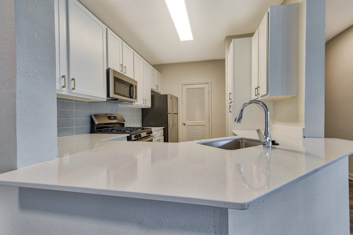 White quartz countertops at Windsor Herndon, Virginia, 20171