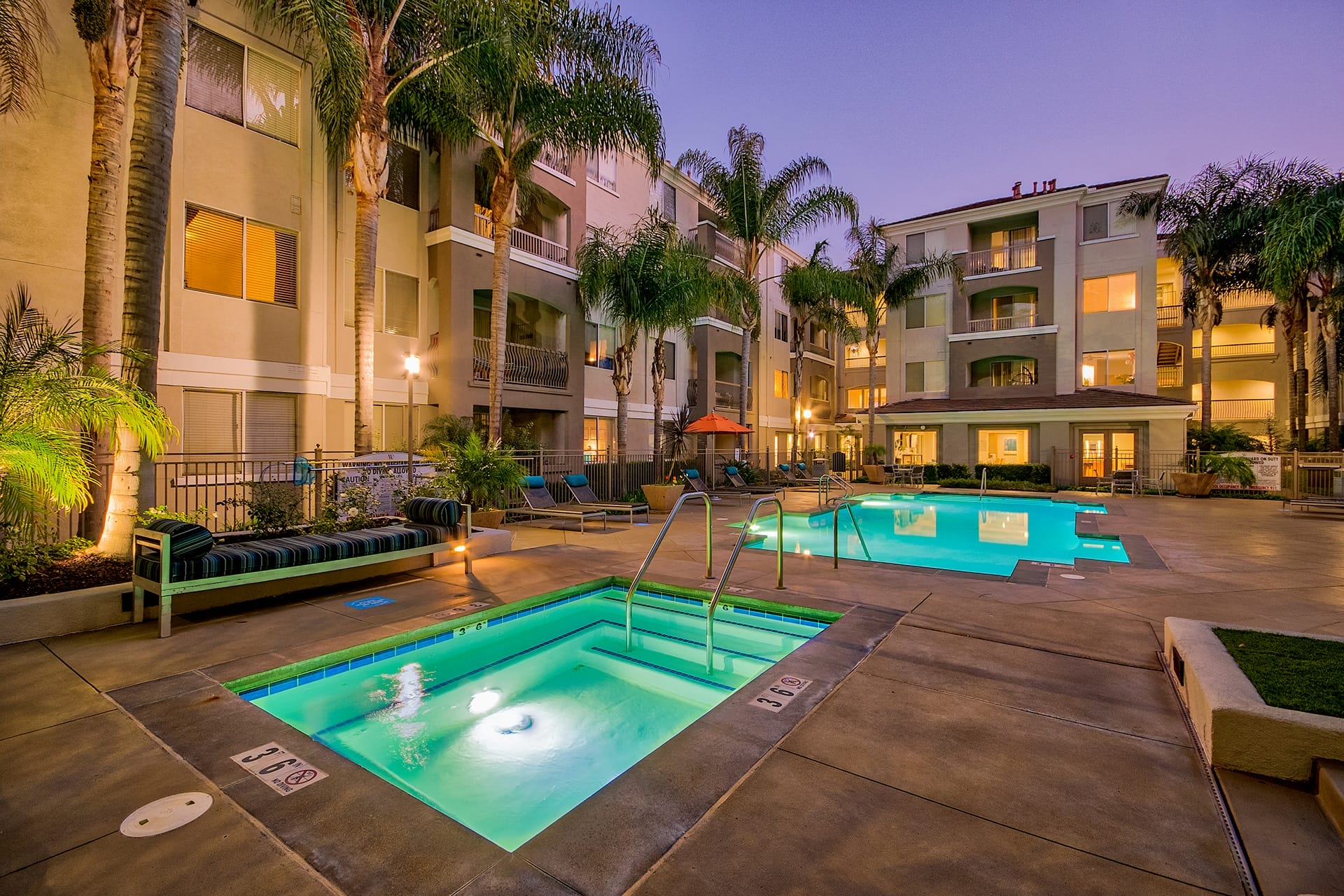 Hot tub and pool at Windsor Main Place