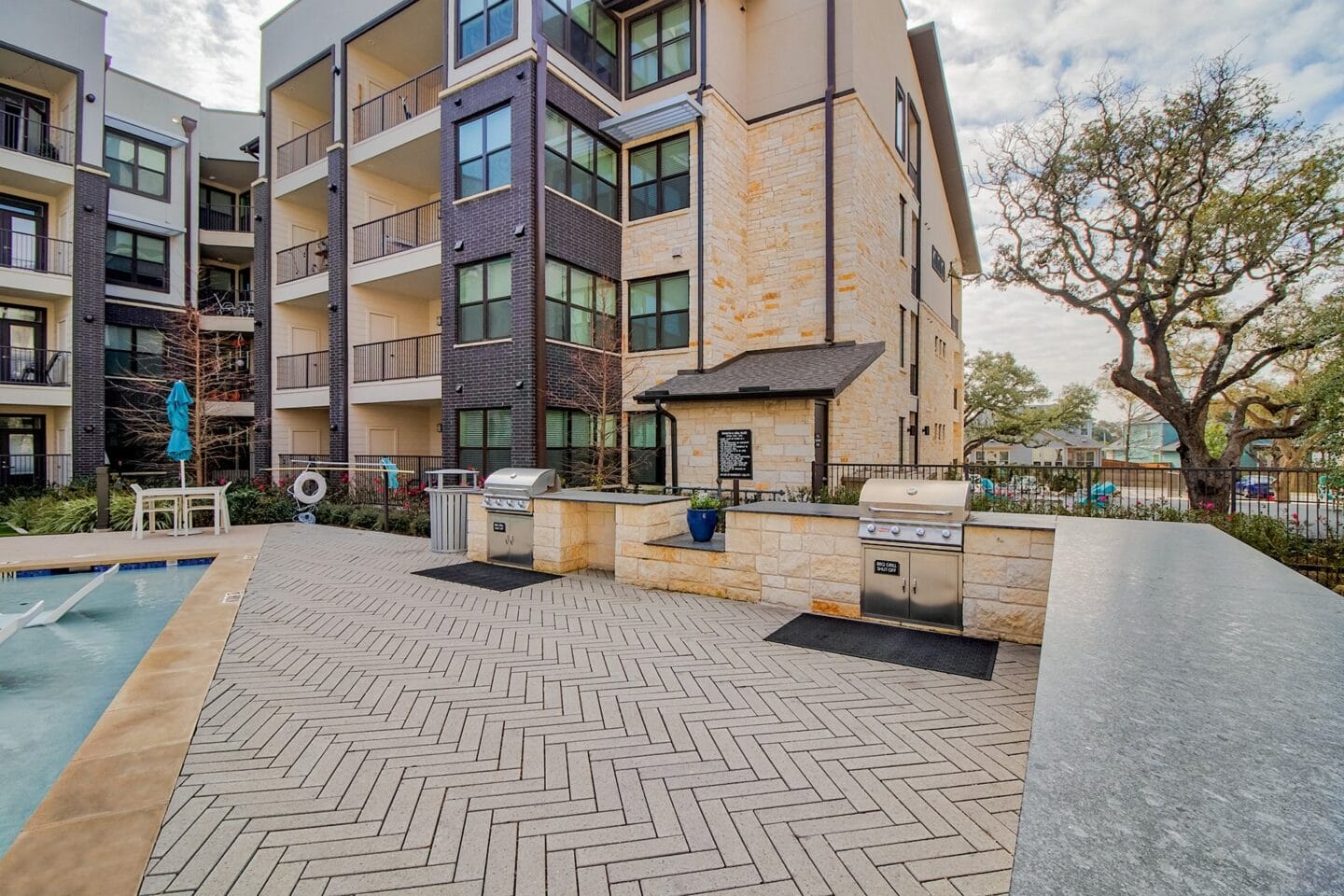 Poolside grilling station at Windsor Ridge Austin