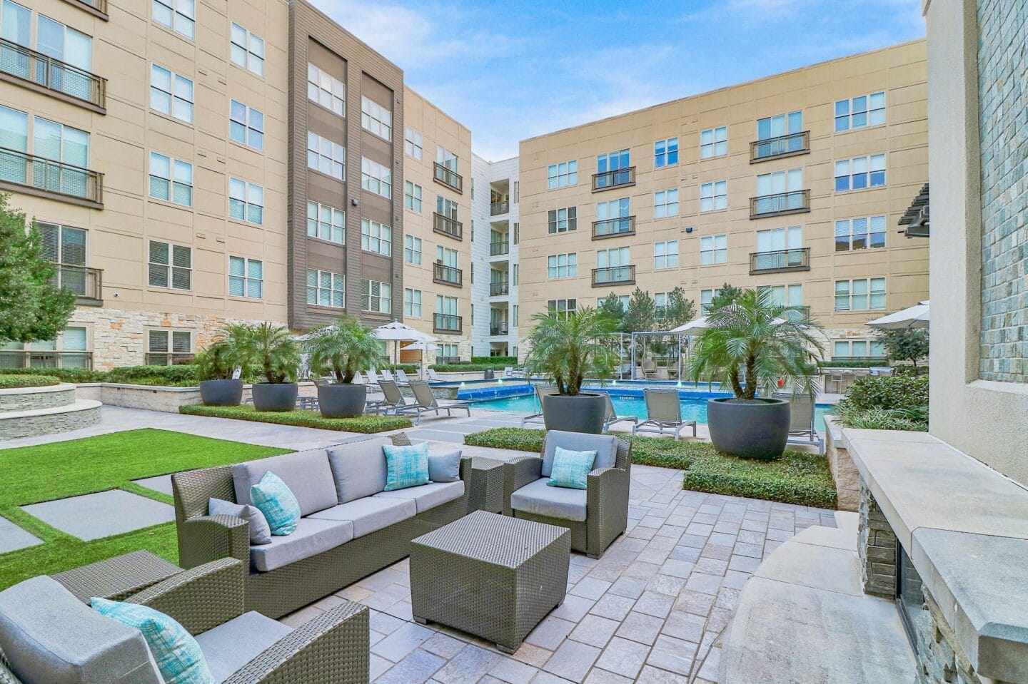 Expansive courtyard with lounge seating at Windsor South Lamar, 809 S Lamar Blvd, TX