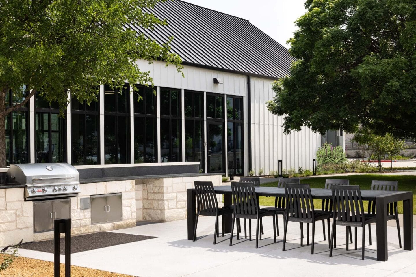 Relaxing Courtyard and Grilling Area at Windsor West Plano Apartments, Plano , TX