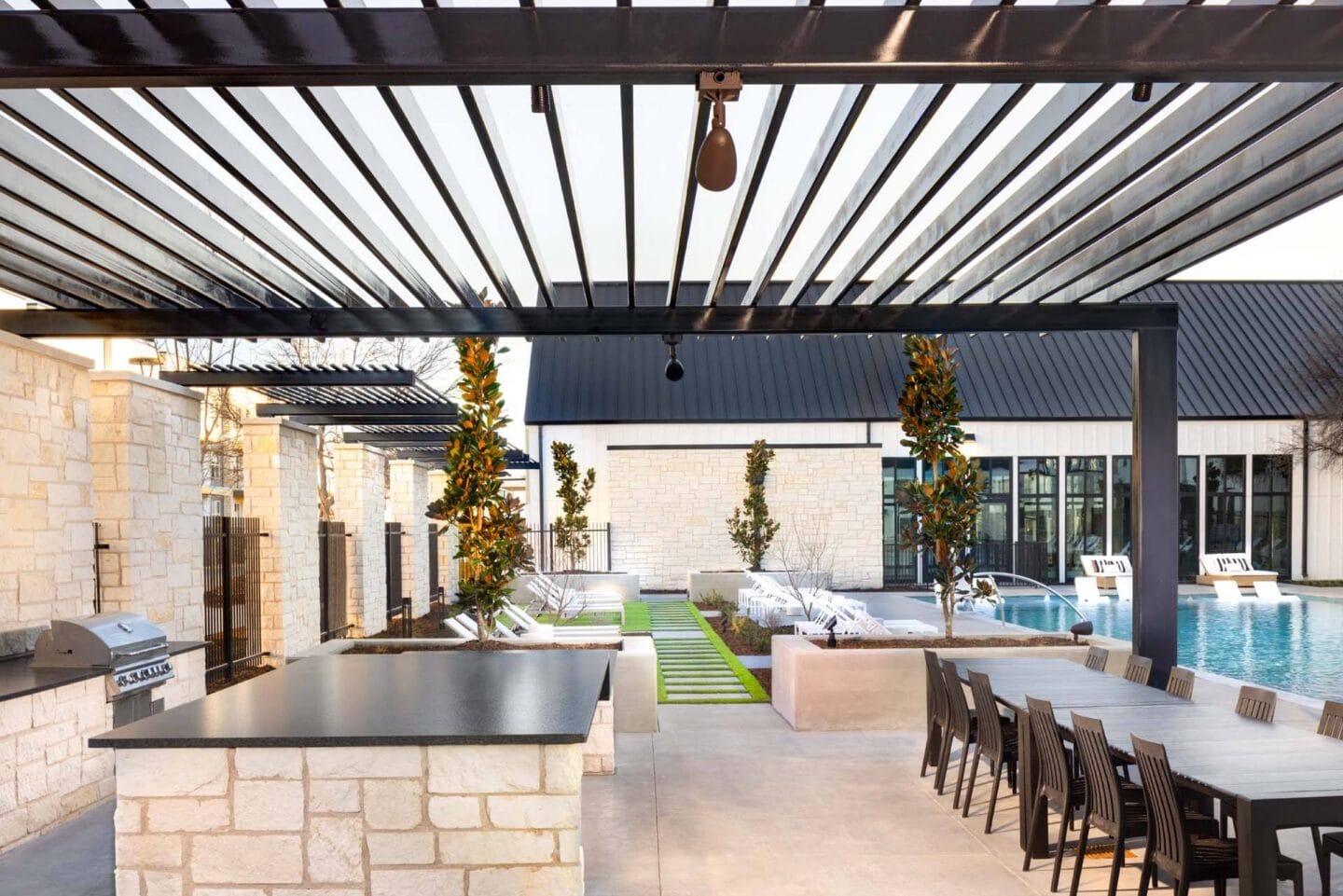 Outdoor Courtyard at Windsor West Plano Apartments, Plano