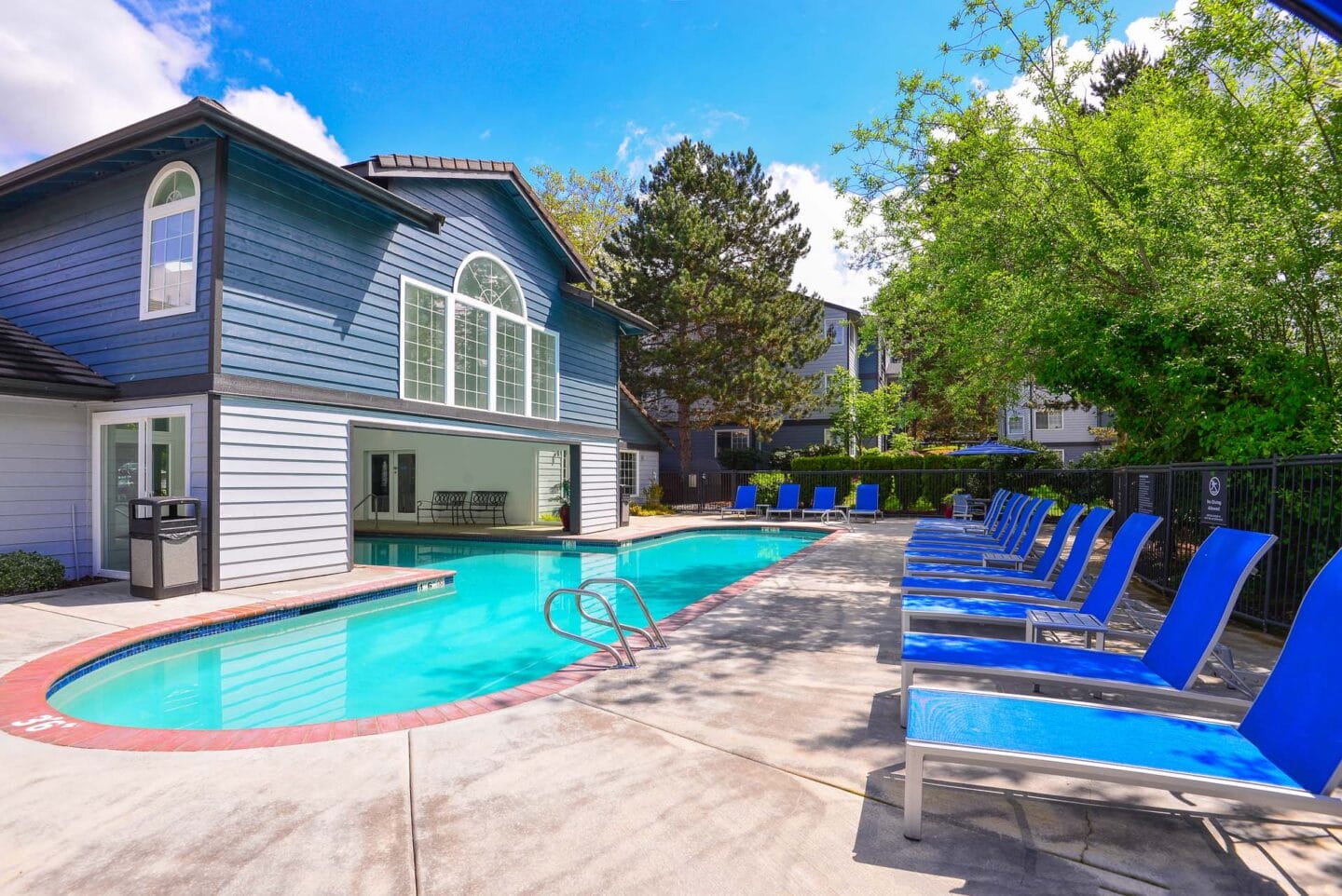 Community - Pool at Windsor Juanita Bay Apartments in Kirkland, 98034