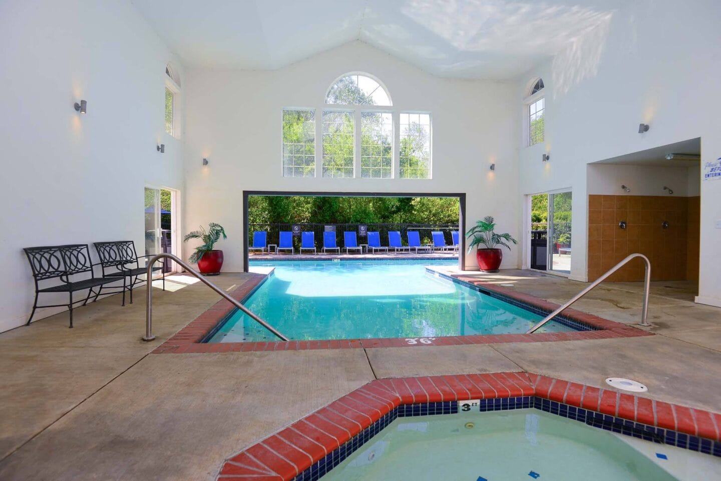 Pool and  Jacuzzi at Windsor Juanita Bay Apartments in Kirkland, 98034