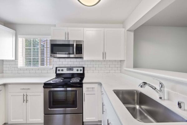 Modern Kitchen at Windsor Juanita Bay Apartments in Kirkland, 98034