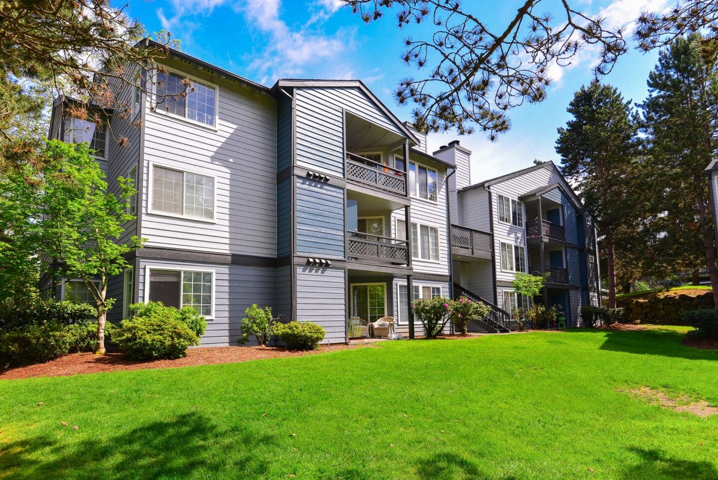 Building Exterior at Windsor Juanita Bay Apartments in Kirkland, WA