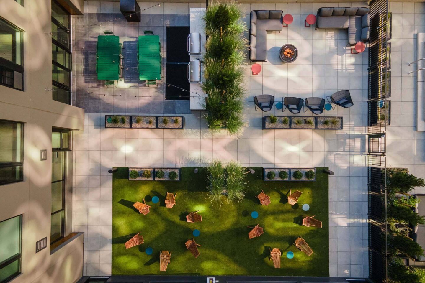 A view of the grassy patio with a table and chairs at Windsor 3000 Huron, 3000. N. Huron Street, Denver, CO 80202.